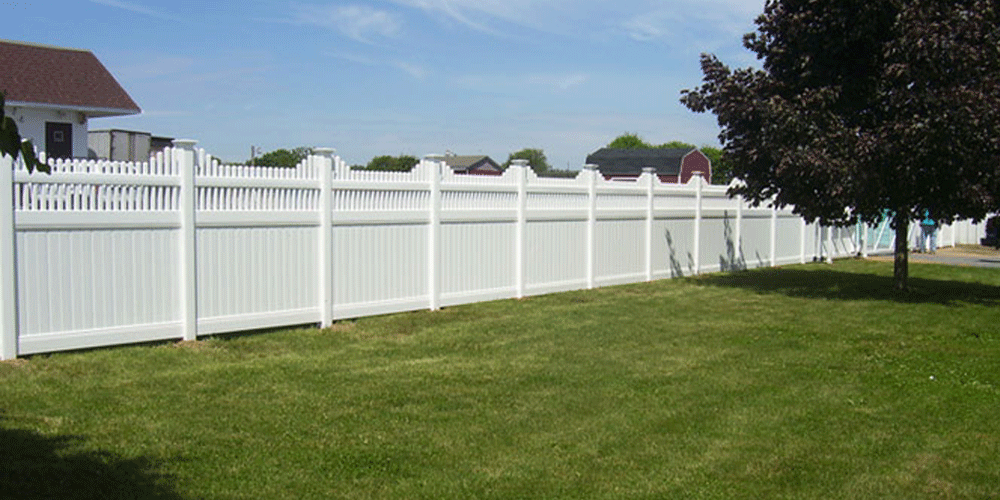 White vinyl fence for backyard