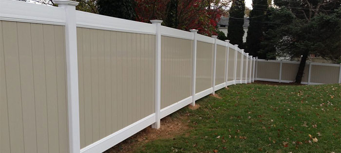 Two-toned vinyl privacy fence