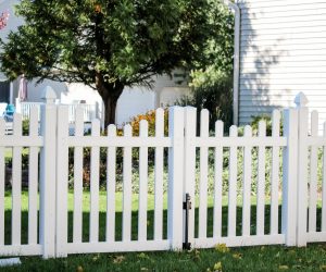 Picket fence with arch top