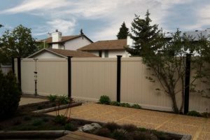 Contemporary fence style with tan and black vinyl