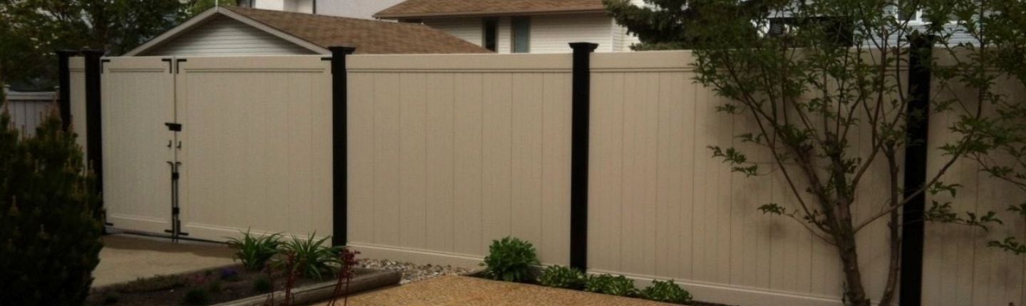 Contemporary fence style with tan and black vinyl