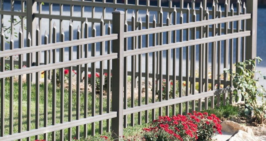 aluminum picket fence with alternating spears 